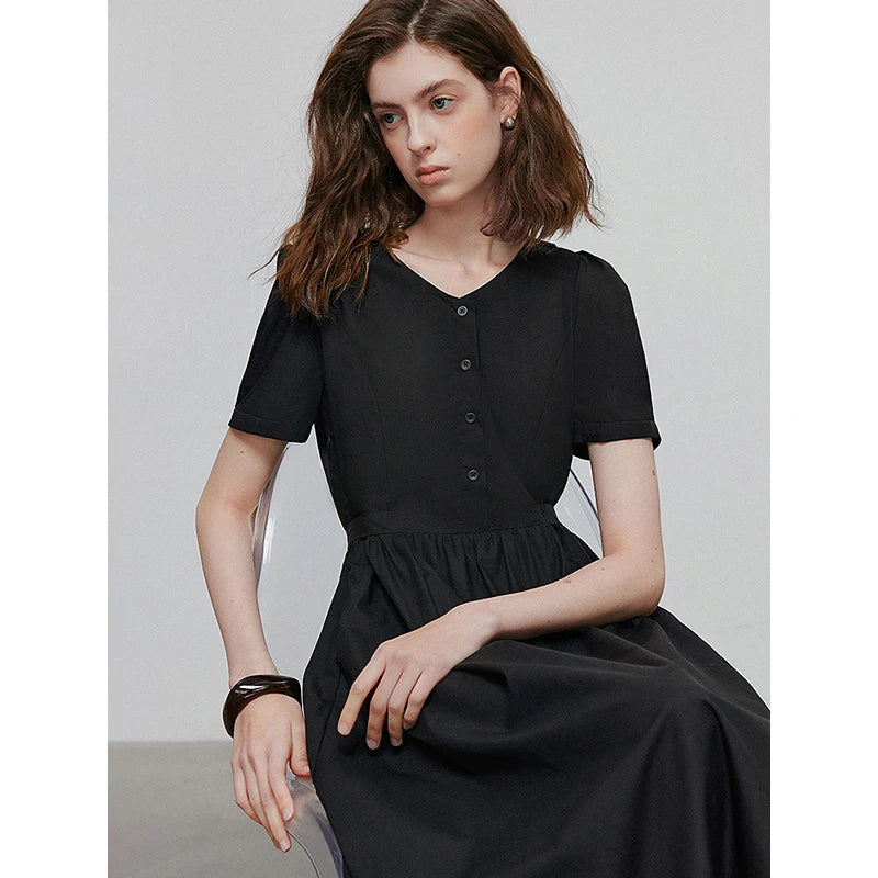 Elegant women's summer dress with a chic and feminine flowing cut
