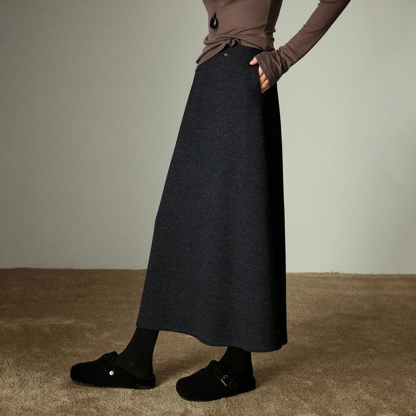 Women's Black Midi Skirt – Elastic Waist, A-Line Umbrella Cut, Elegant Wool & Acetate