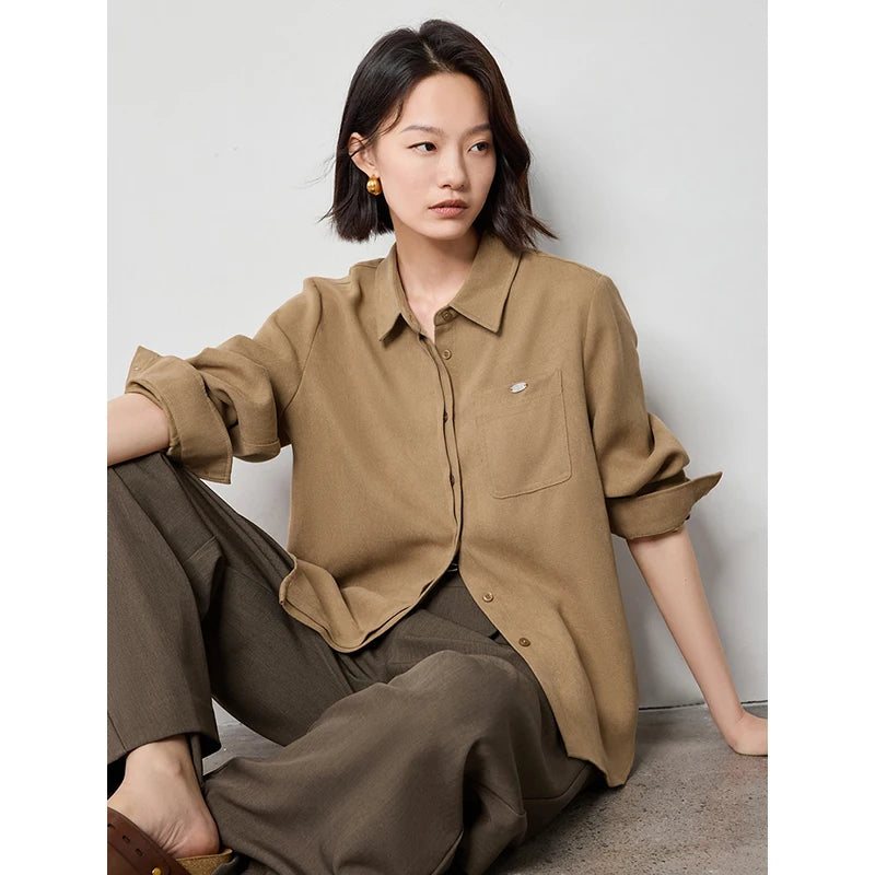 Women's long-sleeved shirt with classic collar and casual pockets