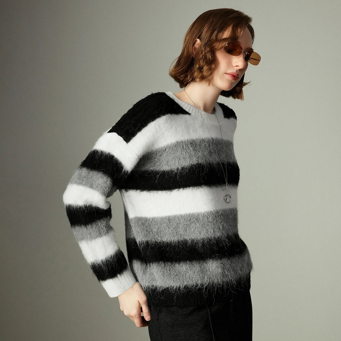 Pull Femme en Laine Mélangée – Col Rond, Rayures Noir & Blanc, Coupe Loose