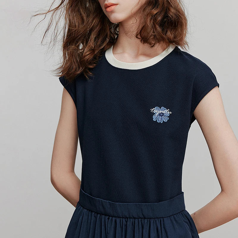 Elegant women's summer dress with a chic and feminine flowing cut
