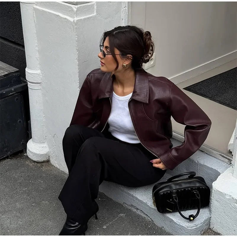 Veste courte en PU effet cuir bordeaux à col tailleur et fermeture zippée