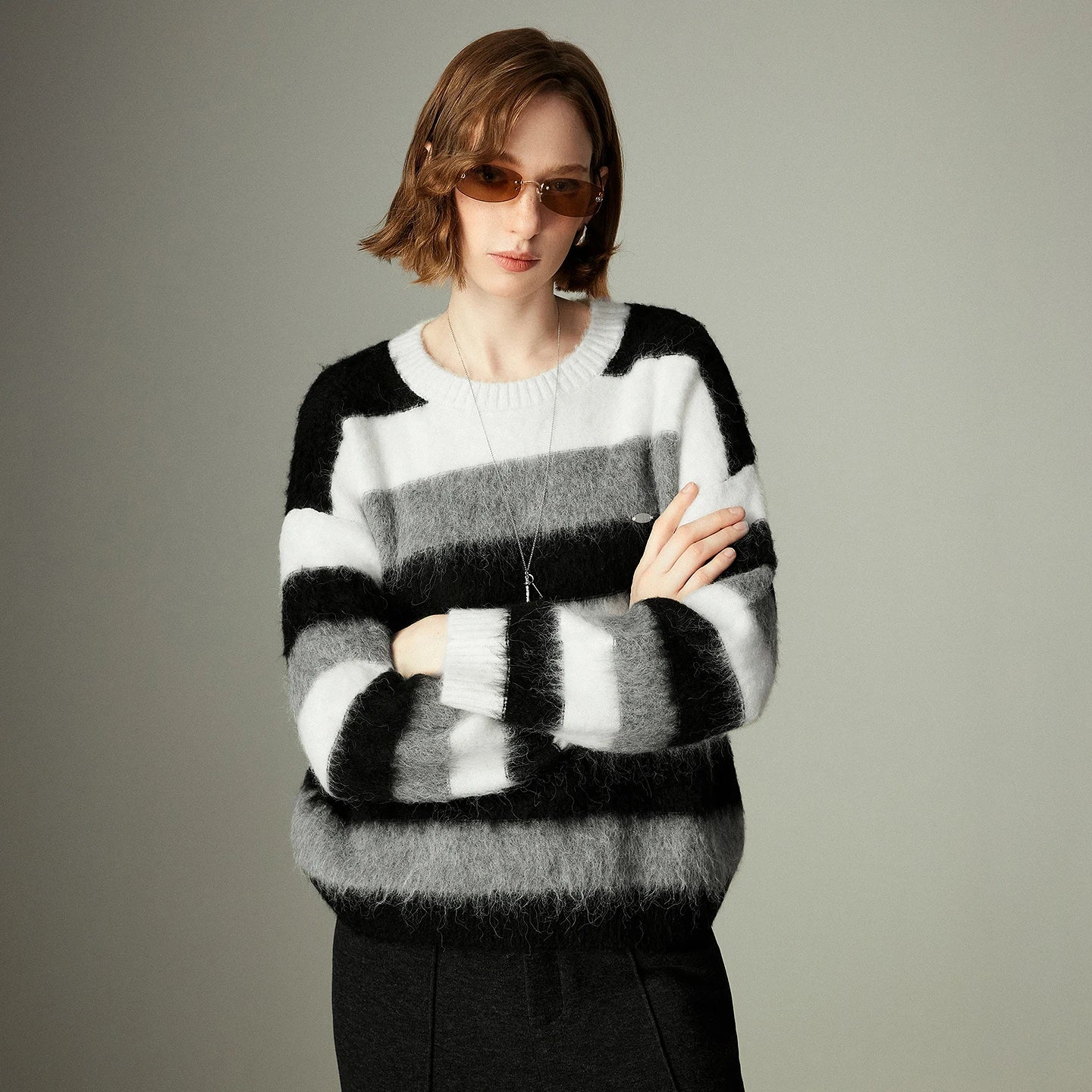 Pull Femme en Laine Mélangée – Col Rond, Rayures Noir & Blanc, Coupe Loose