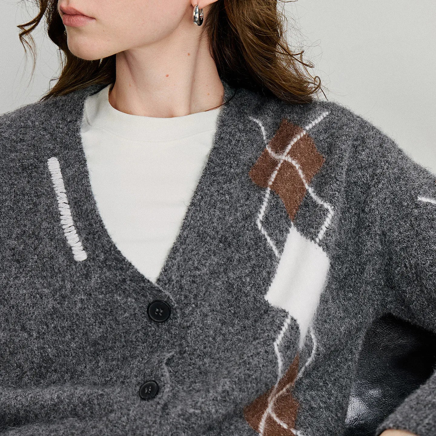 Cardigan Femme – Col V, Motif Carreaux, Boutonnage Simple, Tricot Gris