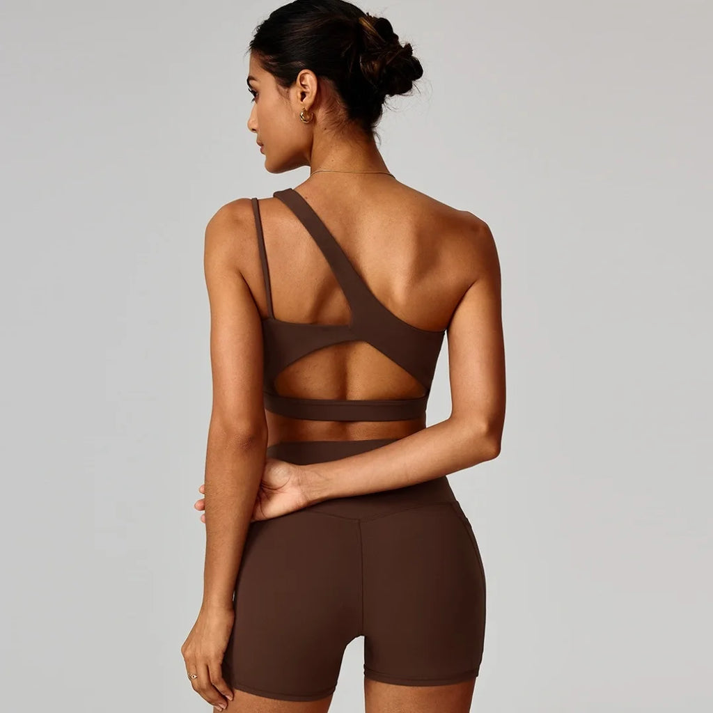 Brassière de sport asymétrique à dos ajouré avec coussinets