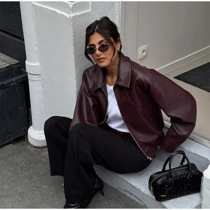 Veste courte en PU effet cuir bordeaux à col tailleur et fermeture zippée