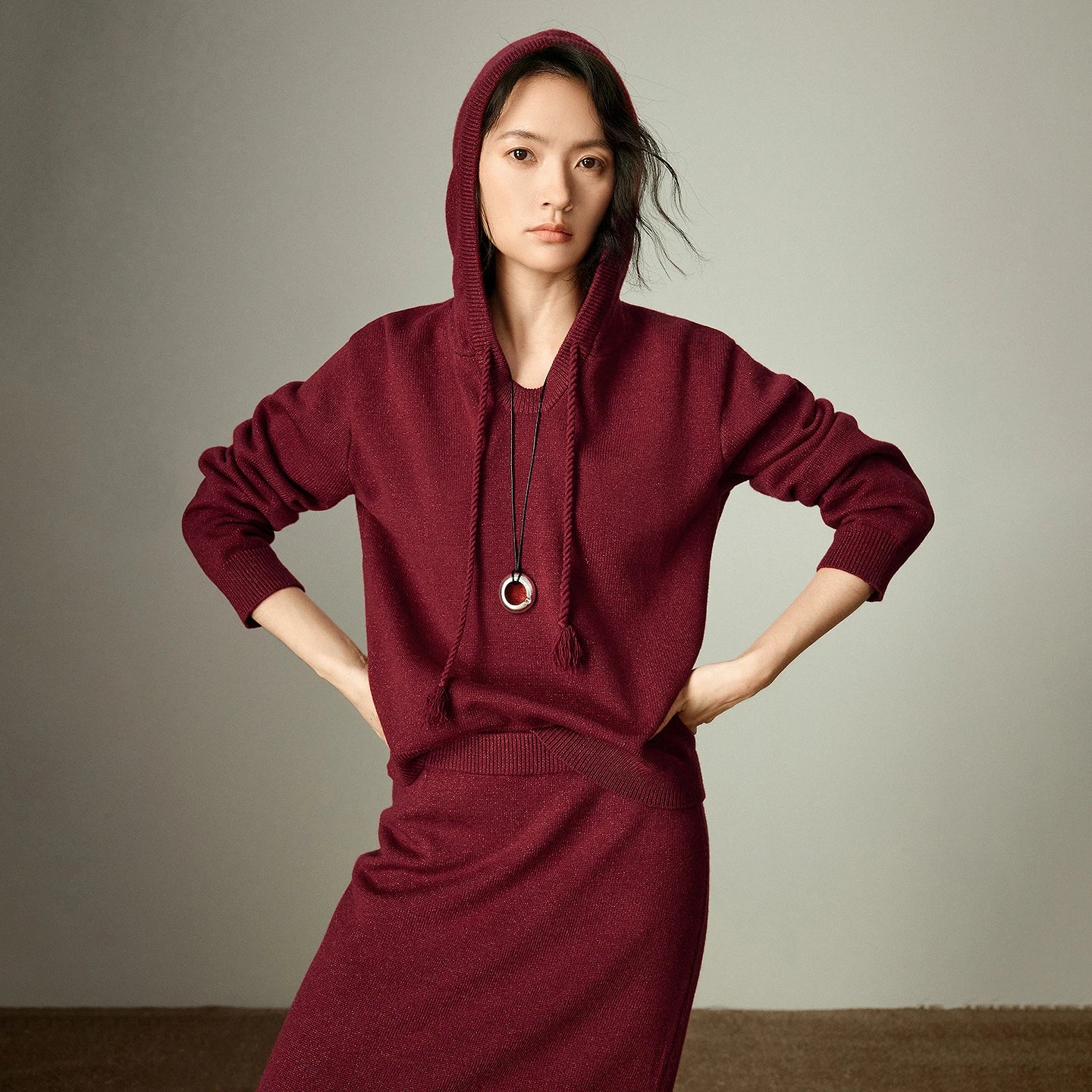 Ensemble Femme – Pull à Capuche et Jupe Bodycon, Couleur Rouge Vin, Tenue Festive Deux-Pièces