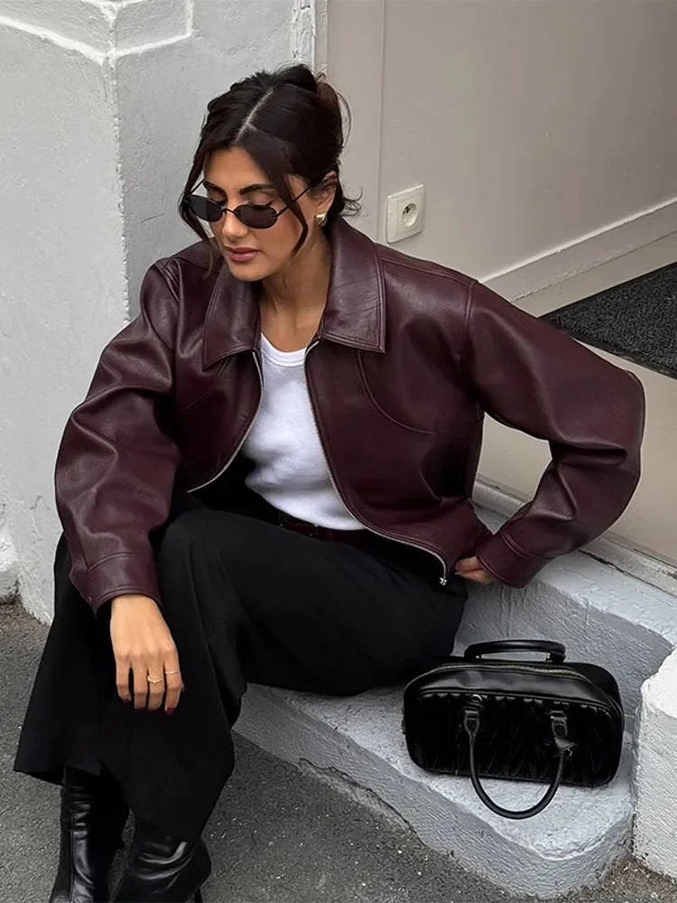 Veste courte en PU effet cuir bordeaux à col tailleur et fermeture zippée